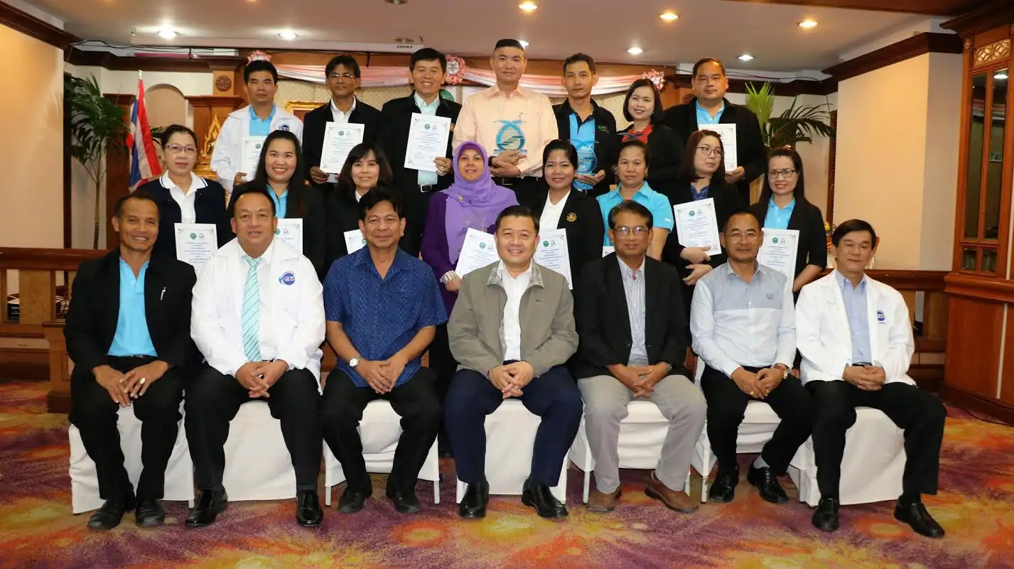 image about อธิบดีกรมส่งเสริมสหกรณ์ มอบโล่แก่จังหวัดที่ผ่านเกณฑ์การประเมิน กพส.