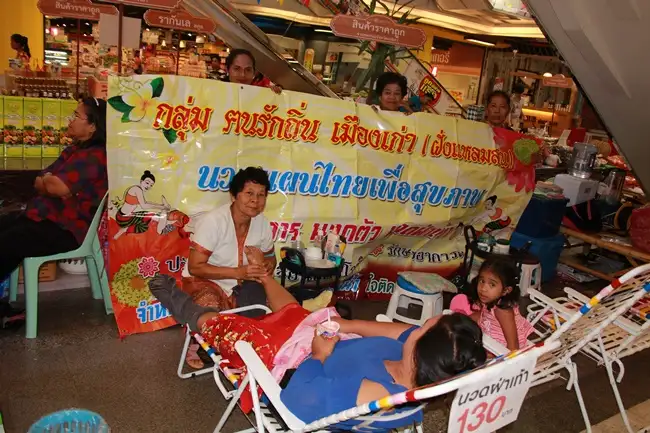 กลุ่มนวดแผนไทย ฅนรักถิ่นฯ ร่วมออกบูธ ให้บริการในงาน ขึ้นเบญจาฯ ที่ไดอาน่า