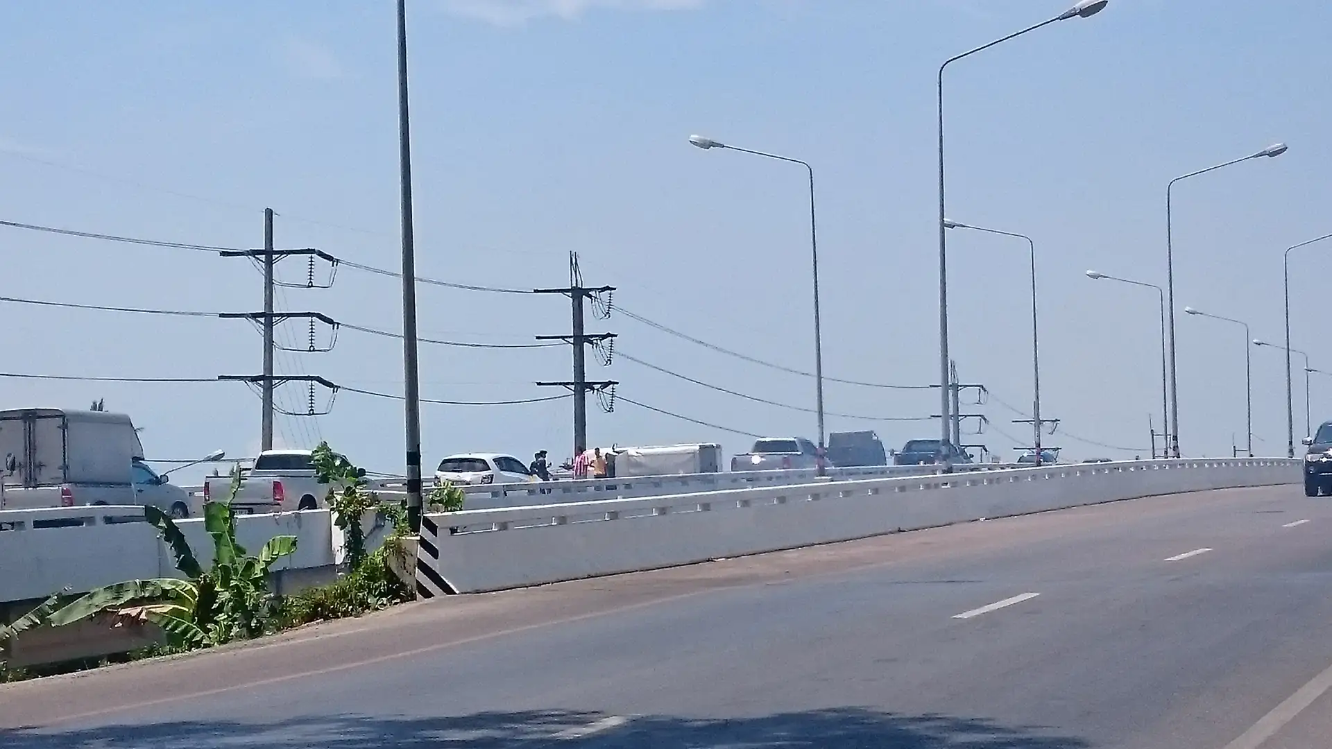 รถกระบะขนส่งสินค้าพลิกบนสะพานโคกเมา