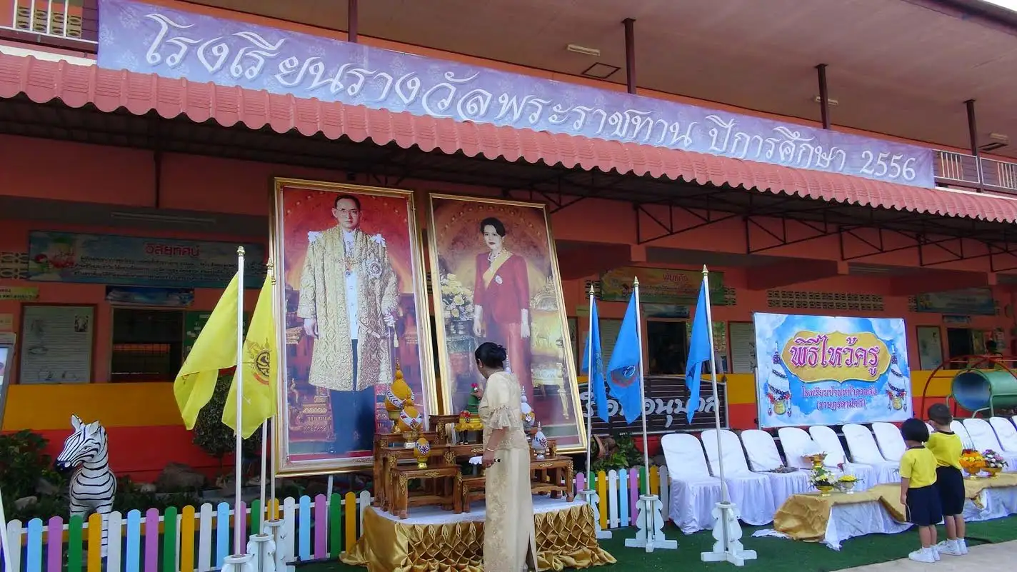 image about พสกนิกรพร้อมใจใส่ชุดเหลือง ปชช.ทยอยแลกซื้อธนบัตรที่ระลึกตั้งแต่ช่วงเช้า