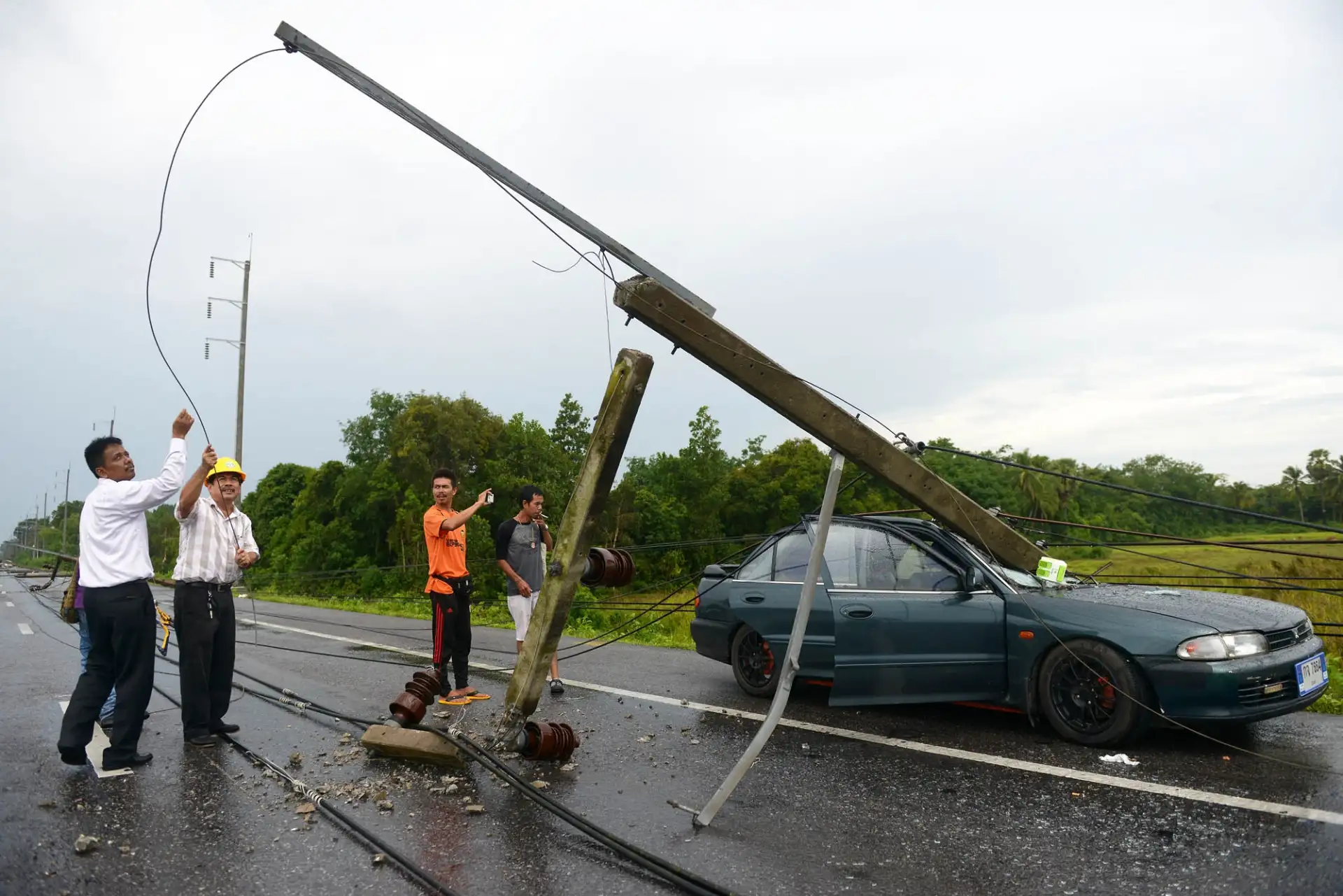 เกิดลมพัดแรงและฝนตกหนักในหลายพื้นที่ของสงขลา ทำให้เสาไฟฟ้าล้ม ทับรถเก๋งเสียหาย