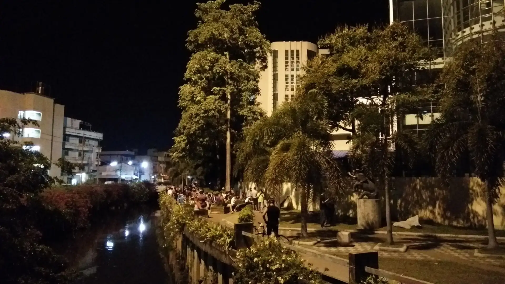 image about บรรยากาศเหล่าเทรนเนอร์จับโปเกม่อนหลังแสงทอง