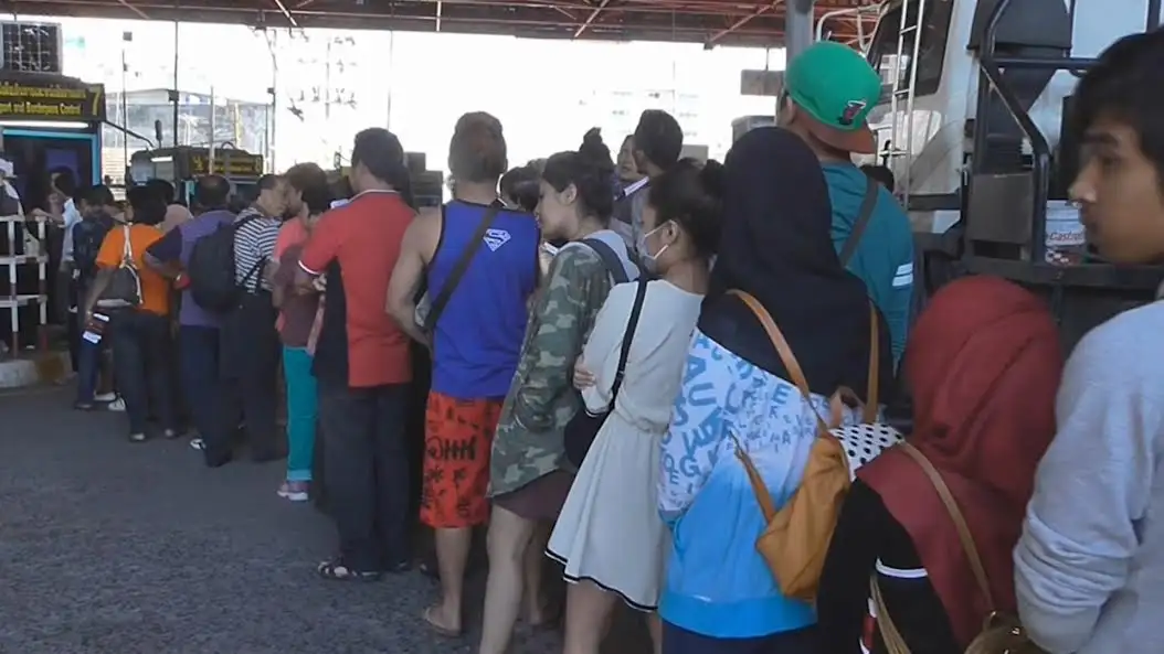 image about ด่านพรมแดนสะเดาคึกคัก ชาวไทยในมาเลย์ดินทางกลับภูมิลำเนารับวันฮารีรายอ