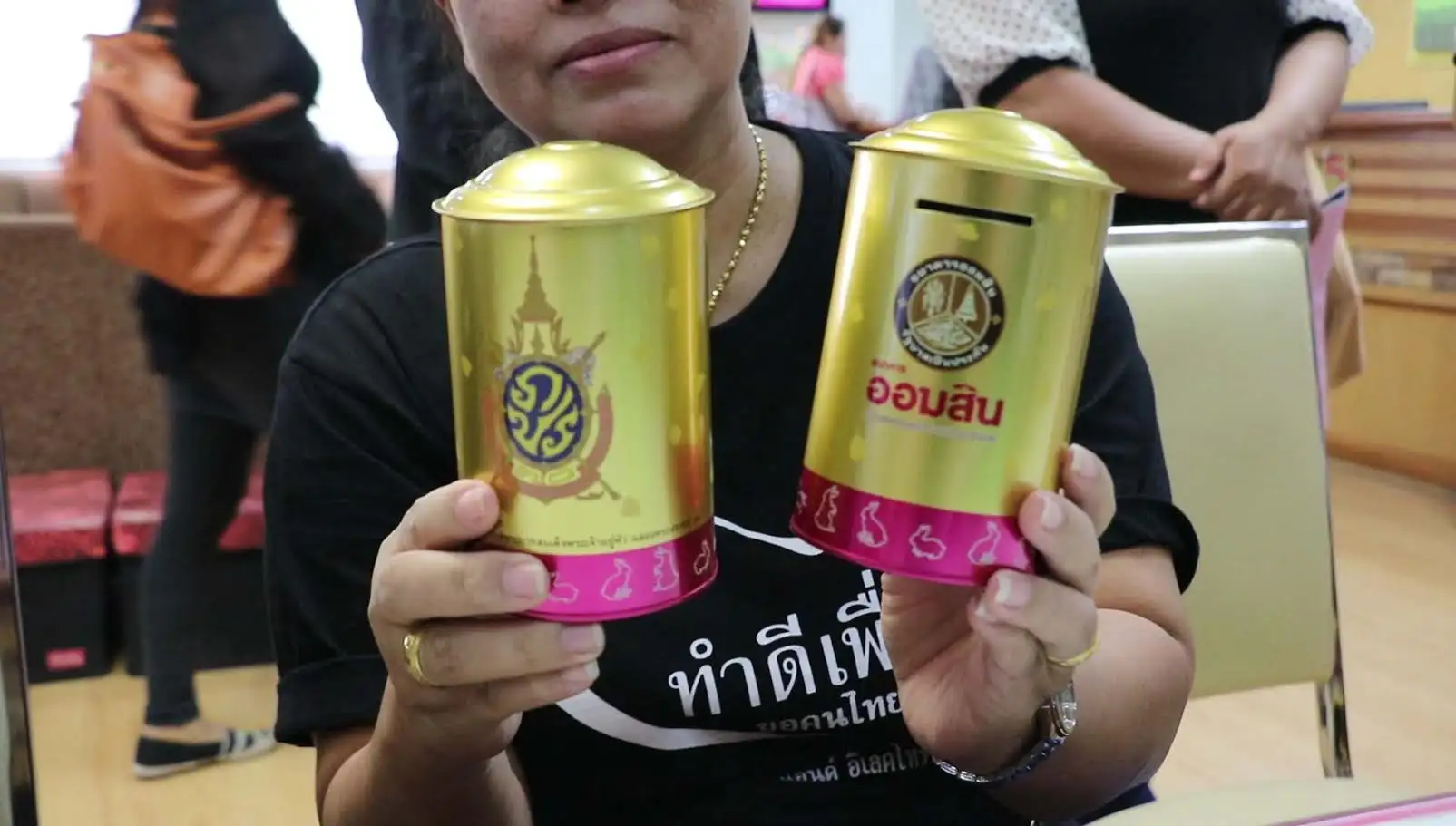 image about ชาวหาดใหญ่ แห่แลกกระปุกออมสินเฉลิมพระเกียรติครองราชย์ 70 ปีหมดในครึ่งวันเช้า