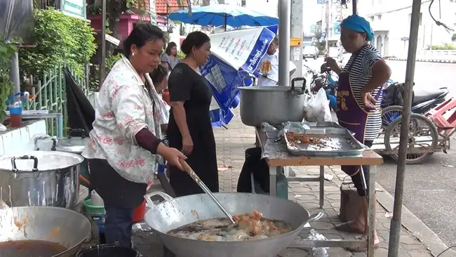 image about ชาวหาดใหญ่ทำดีถวายเป็นพระราชกุศล แจกข้าวเหนียวไก่ทอด และขนมโค ให้ประชาชน