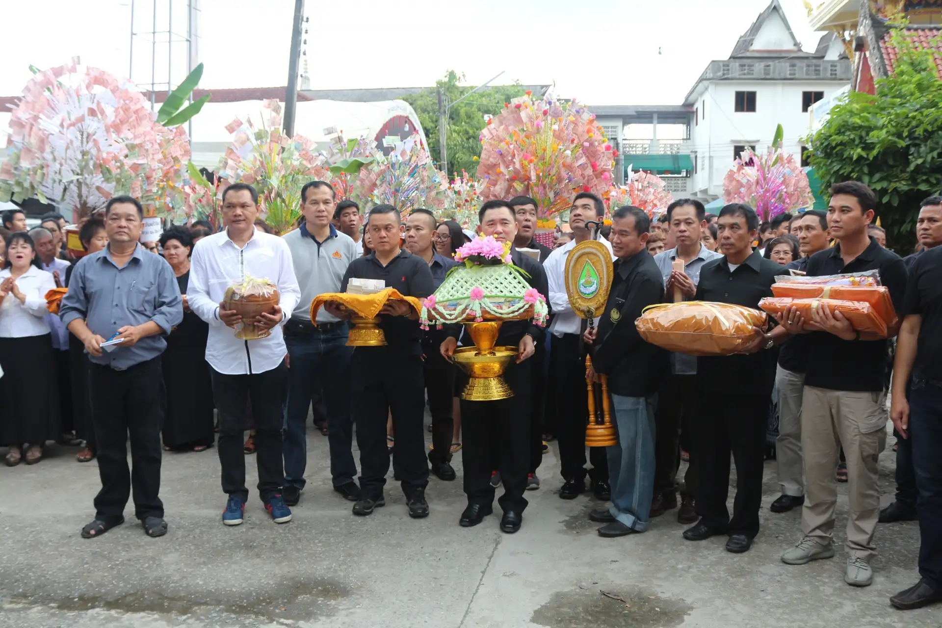 image about ทอดกฐินวัดศรีสว่างวงศ์ ยอดบุญทะลุ 6 ล้าน (มีคลิป)