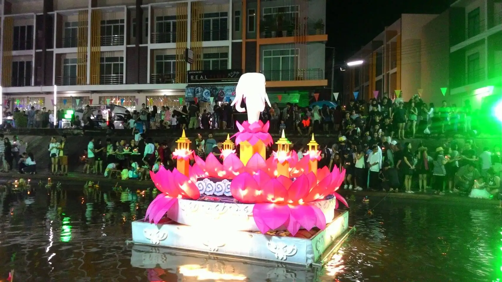 image about ปปช.ร่วมงานลอยกระทงหาดใหญ่ ถวายไท้องค์ภูมิพล เน้นกิจกรรมอนุกรักษ์ประเพณี