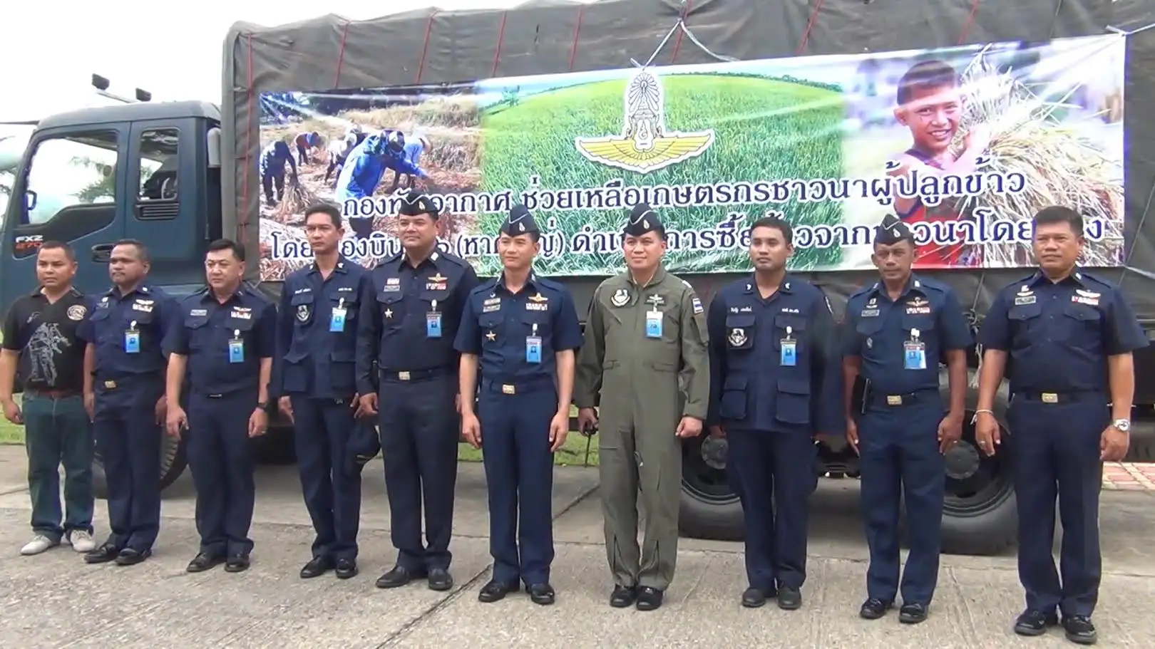 image about กองบิน 56 ทำพิธีปล่อยรถบรรทุกไปรับซื้อข้าวหอมมะลิจากชาวนาที่จ.สุรินทร์