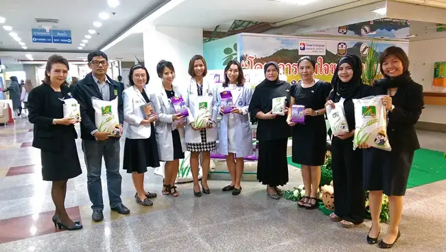 image about รพ.กรุงเทพหาดใหญ่ ร่วมใจเปิดพื้นที่จัดขายข้าวช่วยชาวนา กว่า 34 ตัน