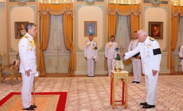 สมเด็จพระเจ้าอยู่หัวฯ โปรดเกล้าฯแต่งตั้งองคมนตรี 10 ราย