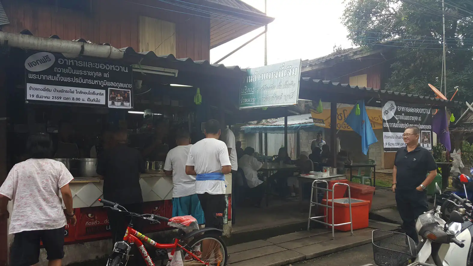 image about ร้านข้าวแกงย่านสถานีรถไฟหาดใหญ่เปิดให้ประชาชนกินฟรีร่วมทำดีถวายเป็นพระราชกุศล