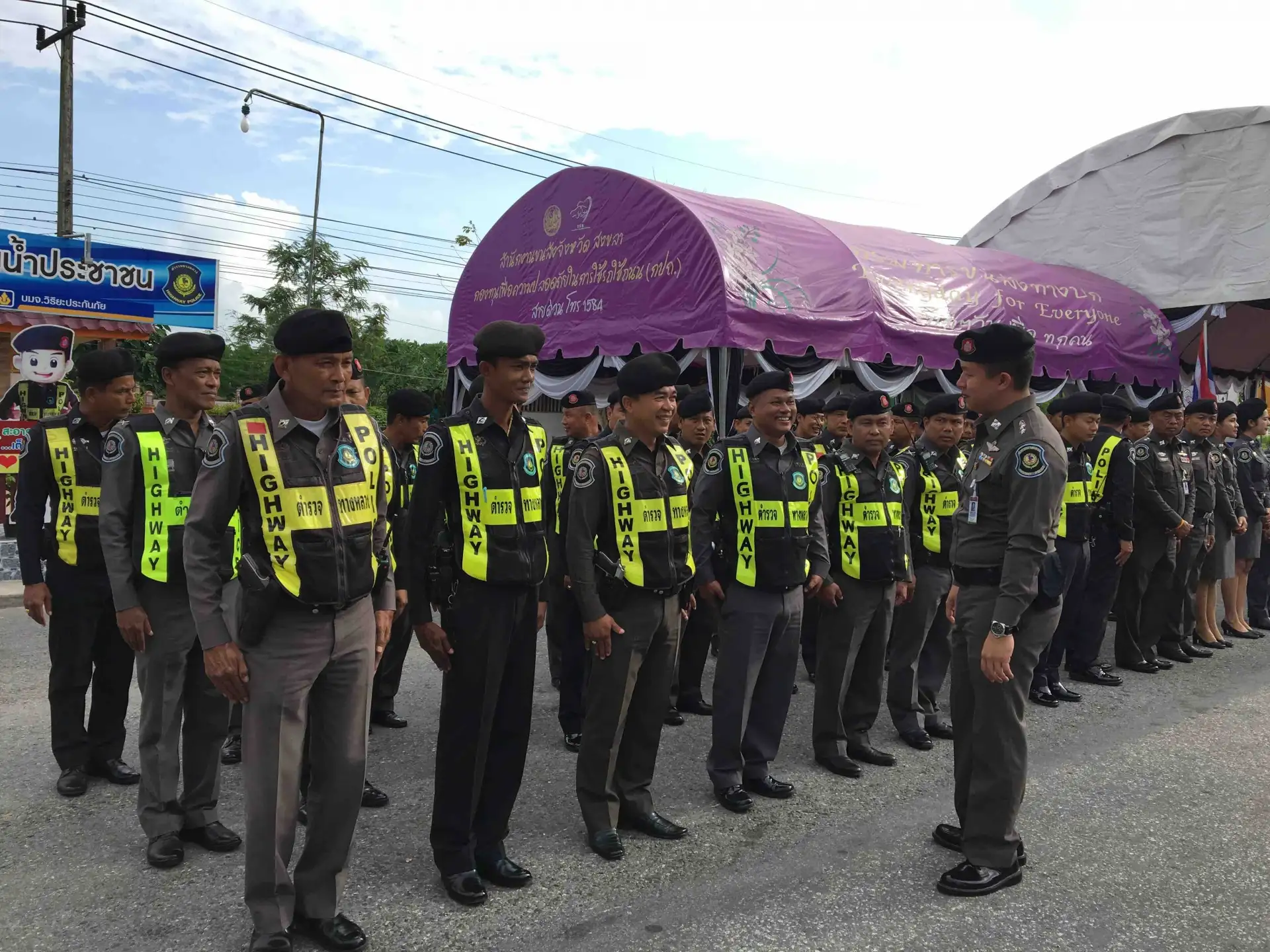 ตำรวจทางหลวง ปล่อยแถวร่วมรณรงค์ป้องกันลดอุบัติเหตุช่วงเทศกาลปีใหม่ 2560