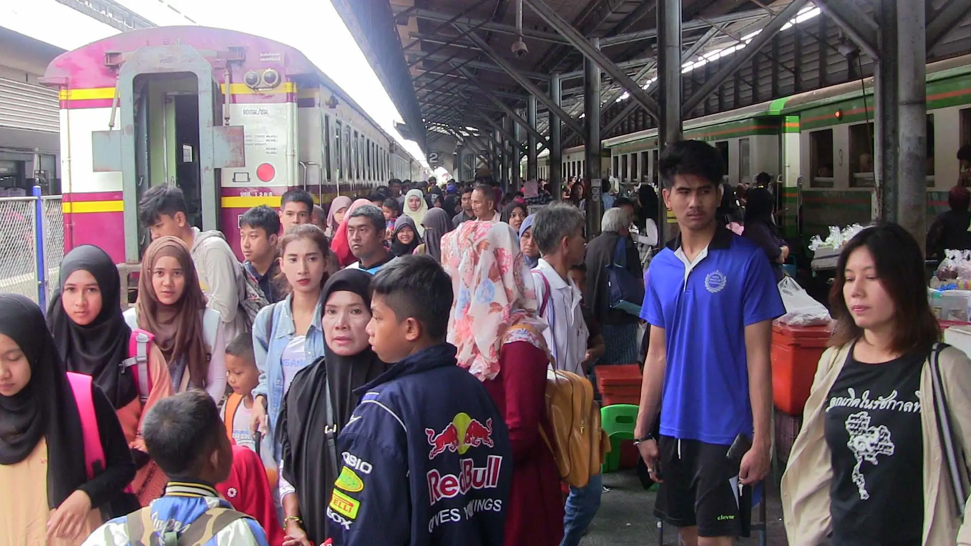 image about บรรยากาศที่สถานีรถไฟหาดใหญ่เนืองแน่น ต้อนรับปีใหม่ โดยรถไฟเต็มทุกขบวน