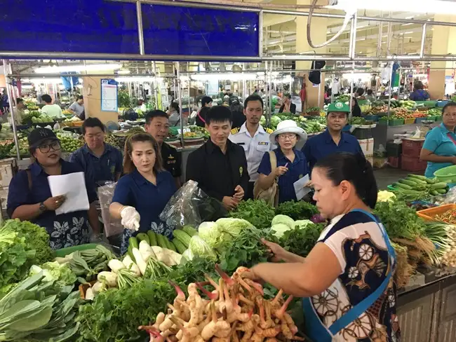 image about หน่วยงานเกษตรฯ ลงพื้นที่ตรวจตลาดสด ดูแลด้านอาหารปลอดภัยในช่วงเทศกาลสงกรานต์