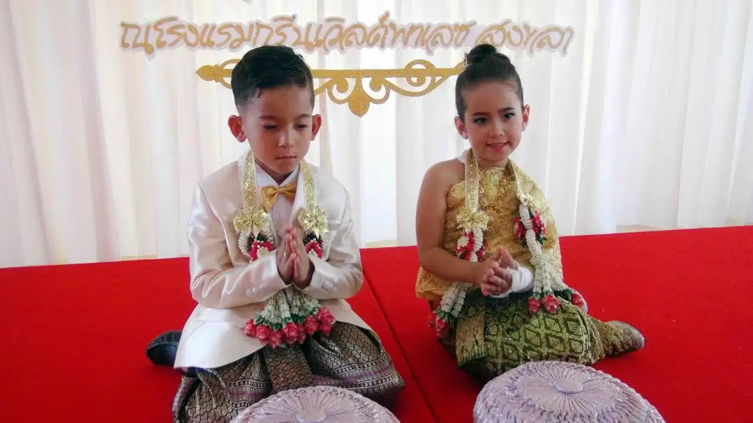 อัยย่ะ บ่าวสาวรุ่นเด็กฝาแฝดลูกครึ่งไทย-อิตาลี จัดพิธีแต่งงานตามความเชื่ออย่างยิ่งใหญ่