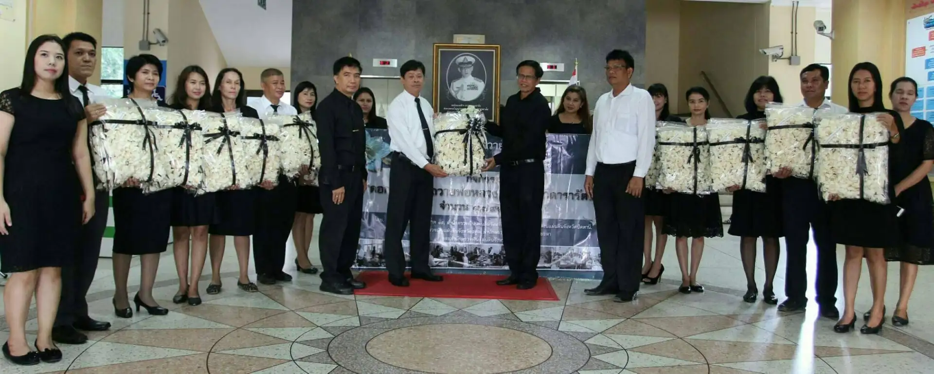 image about สำนักตรวจสอบพิเศษภาค 15 ร่วมส่งมอบดอกดารารัตน์ จำนวน 4,799 ดอก