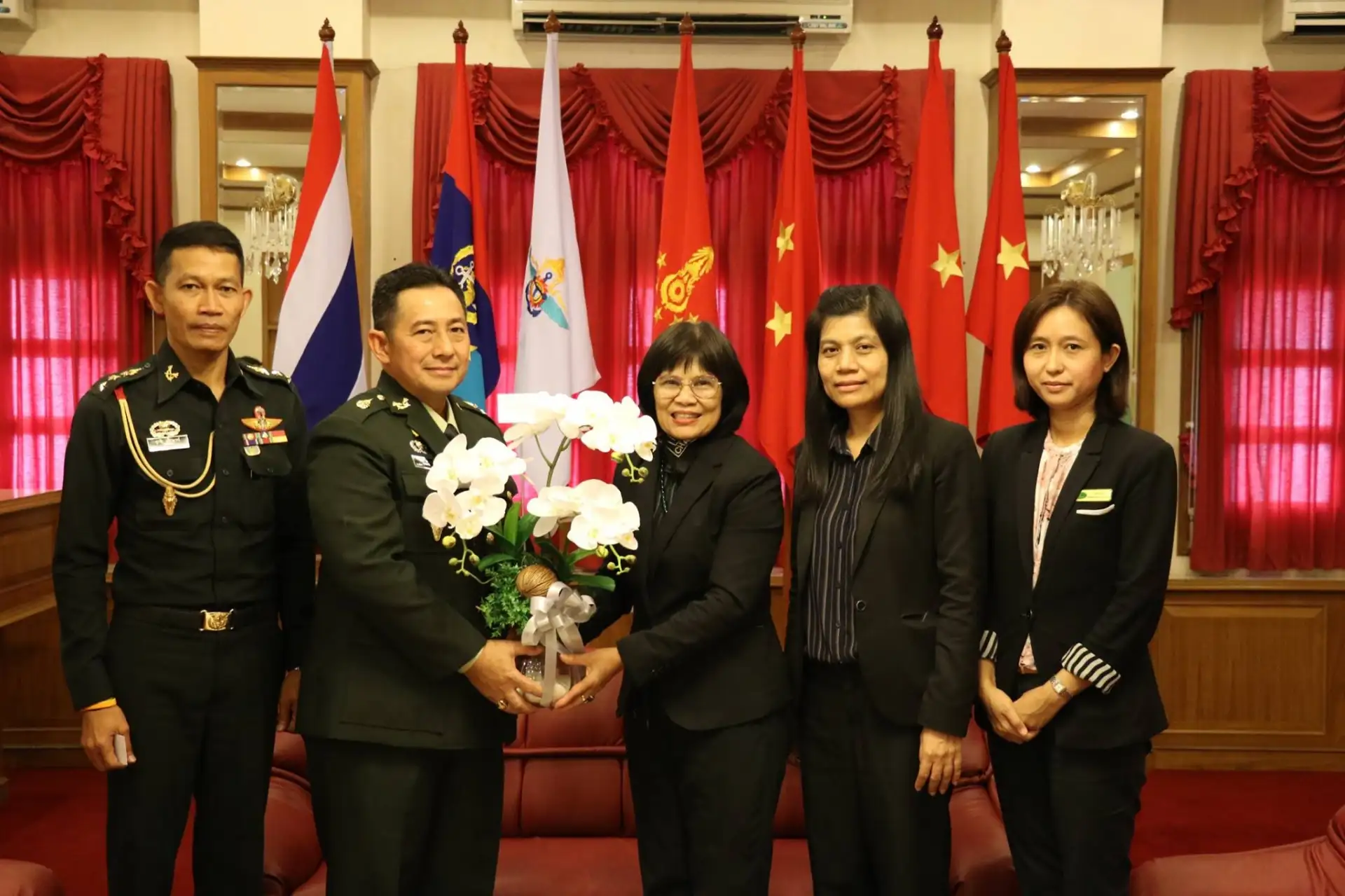 image about โรงแรมลีการ์เดนส์เข้าแสดงความยินดีกับผู้บัญชาการมณฑลทหารบกที่ 42 คนใหม่