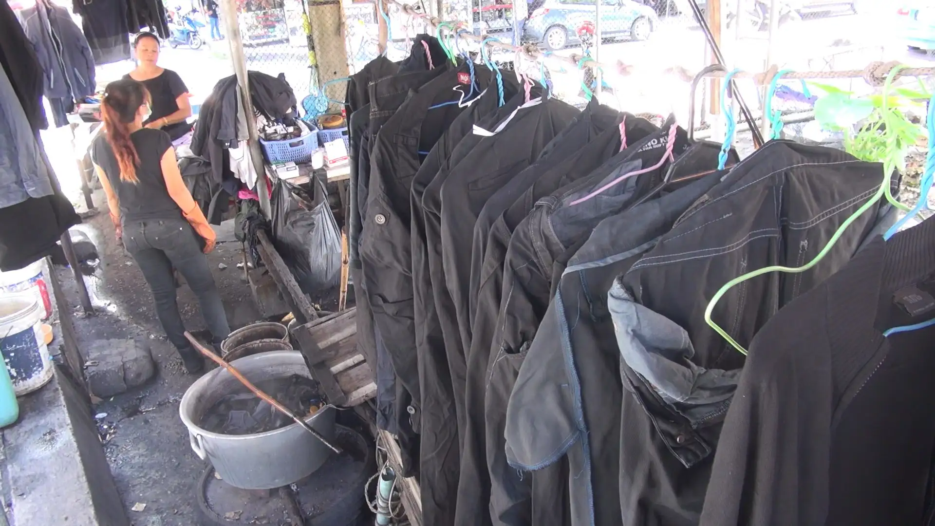 ปชช.นำเสื้อผ้ามาย้อมเป็นสีดำเพิ่มขึ้นเพื่อสวมใส่แสดงความอาลัยในหลวงรัชกาลที่ 9