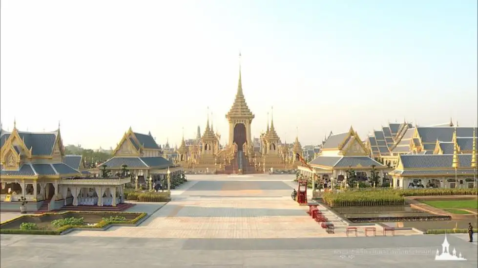 พระราชพิธีอัญเชิญพระบรมโกศไปพระเมรุมาศ (ภาพจากโทรทัศน์รวมการเฉพาะกิจแห่งประเทศไทย)