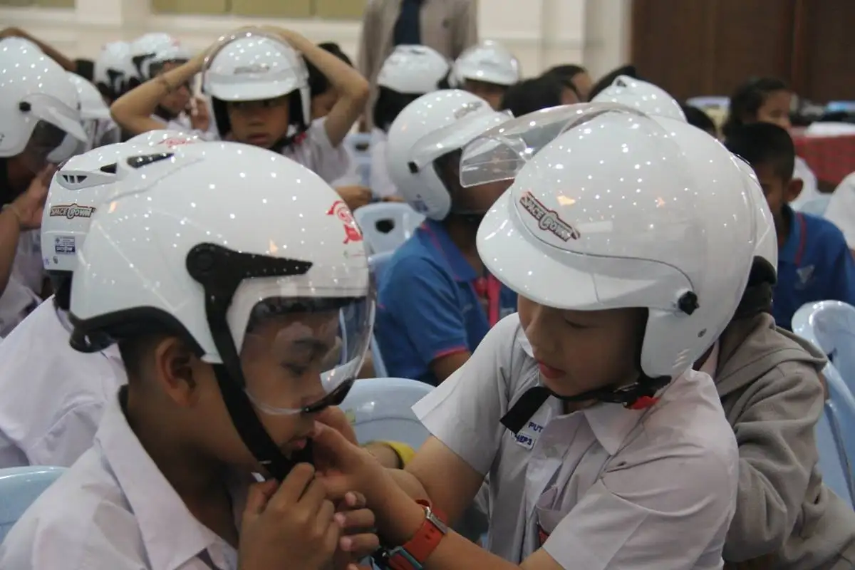 ภาคเอกชนร่วมมอบหมวกกันน็อค 300 ใบ แก่นักเรียนโรงเรียนอนุบาลสงขลา