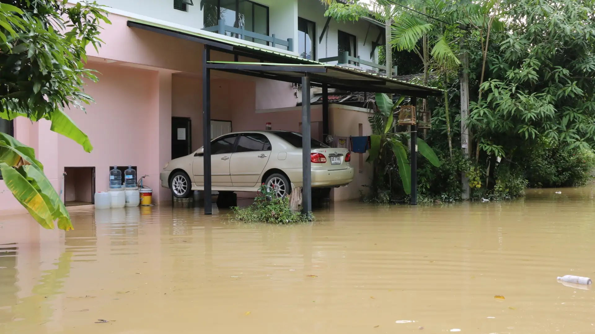 น้ำยังท่วมปลายคลองอู่ตะเภา ชาวบ้านต้องยกรถหนีรอการระบายน้ำสู่ทะเลสาบสงขลา