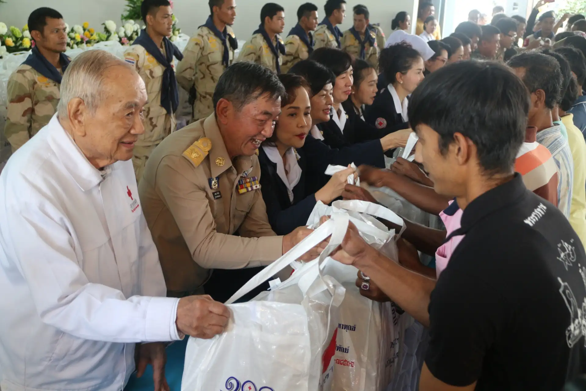 เลขาธิการสภากาชาดไทย ลงพื้นที่สงขลา มอบชุดธารน้ำใจ ช่วยผู้ประสบอุทกภัย