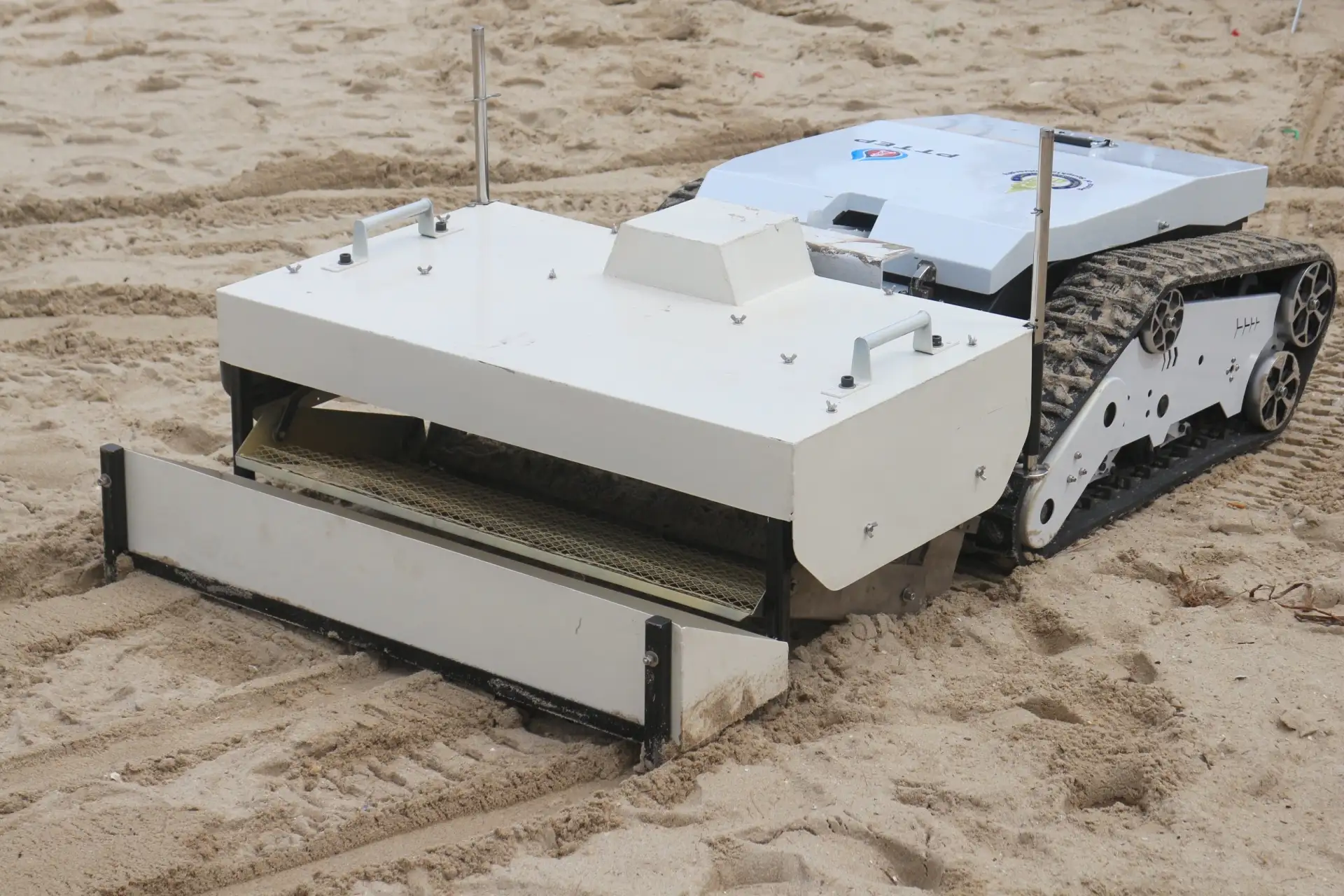 ปตท.สผ.และ ม.อ.เผยโฉมหุ่นยนต์ทำความสะอาดชายหาดที่หาดสมิหลา