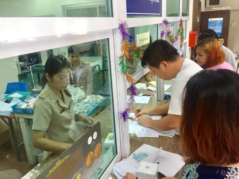 image about คึกคัก ชาวสงขลาแห่รับเหรียญที่ระลึก ร.9 ในโอกาสการพระราชพิธีถวายพระเพลิงพระบรมศพ