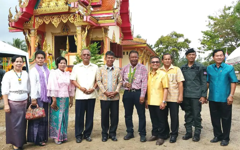 image about ชาวเทพาร่วมอนุรักษ์ประเพณีโบราณพิธีเปลี่ยนผ้าพระสามองค์
