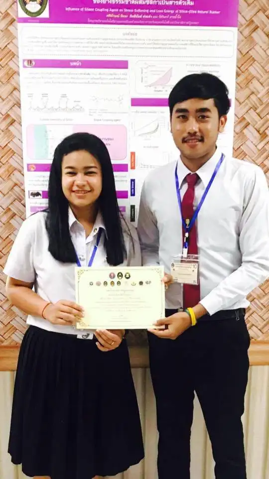 กิตตินันท์ ช่วยดำ และ ศศิลักษณ์ ชีทอง รับรางวัลจากเวทีนำเสนอผลงานวิจัย.jpg