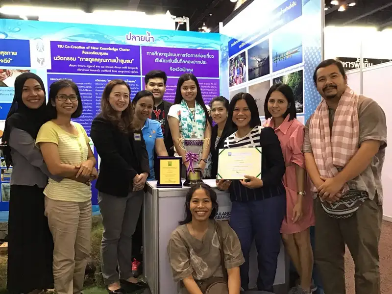 image about มหาวิทยาลัยทักษิณ ยินดีกับนักวิจัยที่ได้รับรางวัล Gold Awardถ้วยรางวัลจาก นายกรัฐมนตรี