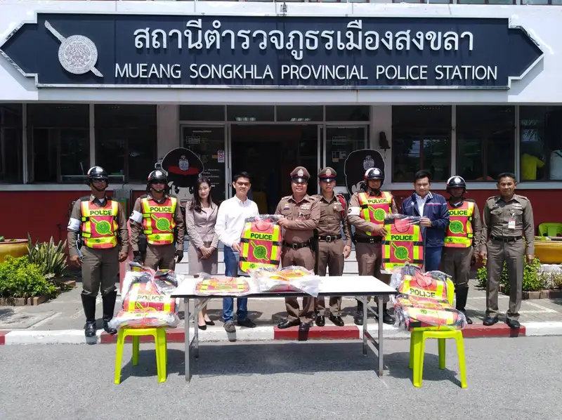 image about MG มอบเสื้อจราจรสะท้อนแสง ให้ตำรวจจราจรสถานีตำรวจภูธรเมืองสงขลา