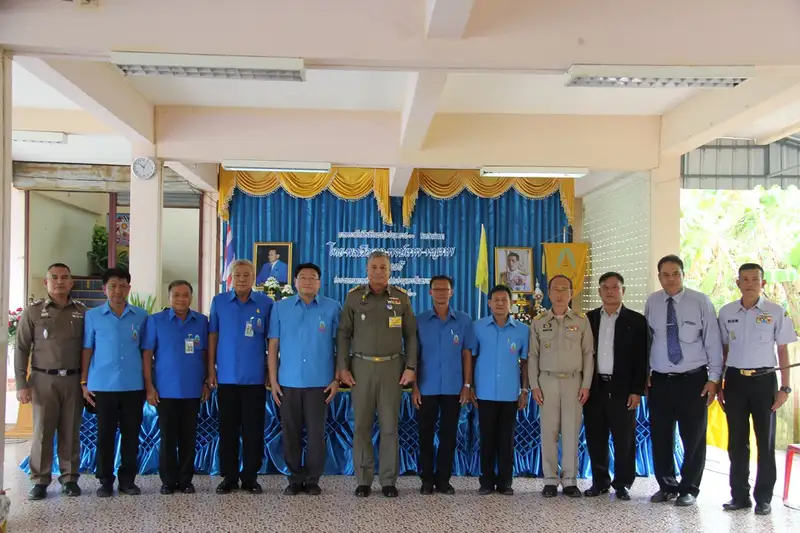 image about องคมนตรีลงพื้นที่ตรวจเยี่ยมและมอบสิ่งของพระราชทานให้กับนักเรียนโรงเรียนราชประชานุเคราะห์ 11