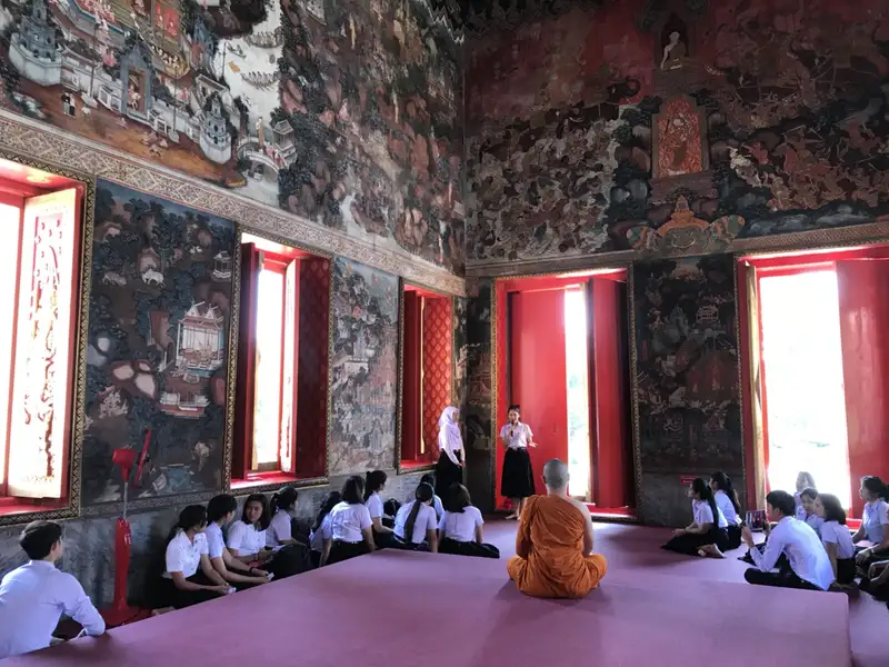 นศ.วิชาเอกภาษาไทยบรรยายเรื่องราวภาพจิตรกรรมฝาผนังทศชาติชาดก.jpg