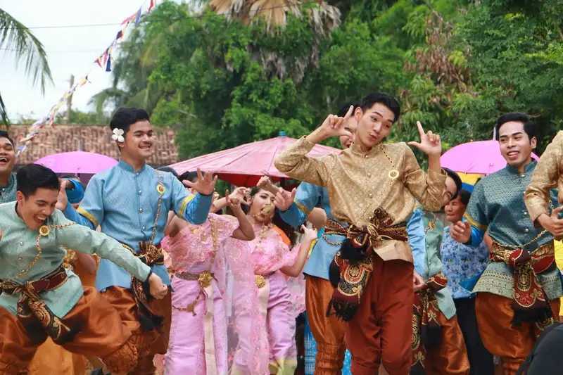 นศ. มรภ.สงขลา ฟ้อนรำในงานทอดกฐินอย่างสนุกสนาน.jpg