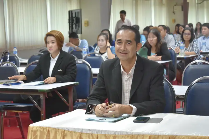 รองอธิการบดี มรภ.สงขลา เข้าร่วมฟังการบรรยายจากวิทยากร.JPG