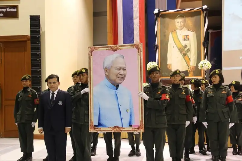 ชาวสงขลา ร่วมจุดเทียนแสดงความอาลัยต่อการถึงแก่อสัญกรรมของพลเอกเปรม ติณสูลานนท์