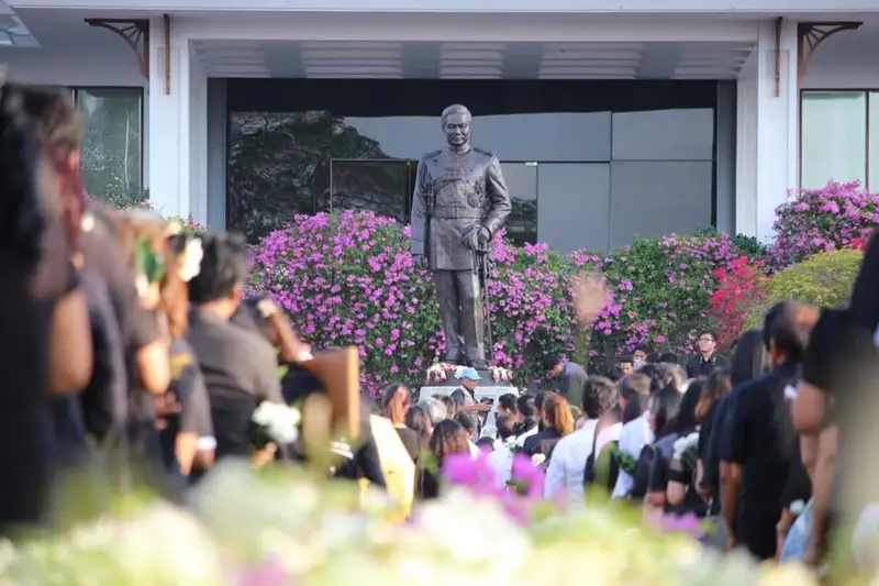 ชาวสงขลารวมใจสวมใส่ชุดไว้ทุกข์ ร่วมแสดงความอาลัยแด่ ป๋าเปรม ณ สวนประวัติศาสตร์ฯ