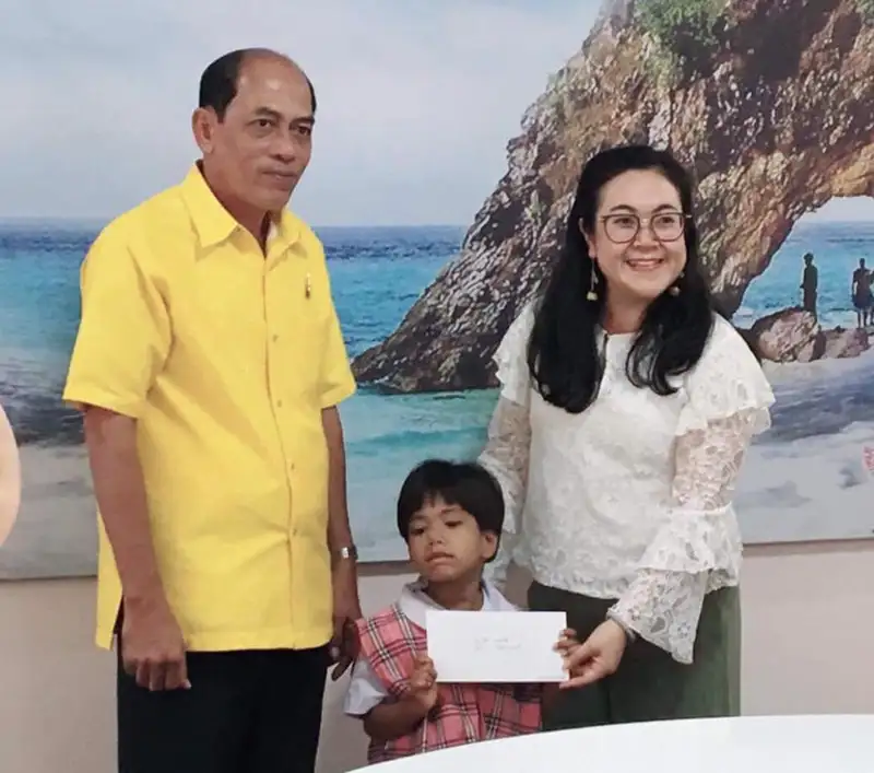 image about นักเรียนทุน ก.พ.ลงพื้นที่สตูลมทอบทุน นร.ยากจน พร้อมส่งมอบน้ำใจ