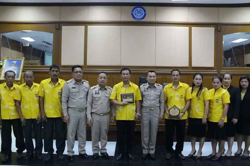 image about ​ผู้ว่าฯ มอบโล่และเงินรางวัลโครงการประกวดผลงานการขับเคลื่อนปรัชญาของเศรษฐกิจพอเพียง