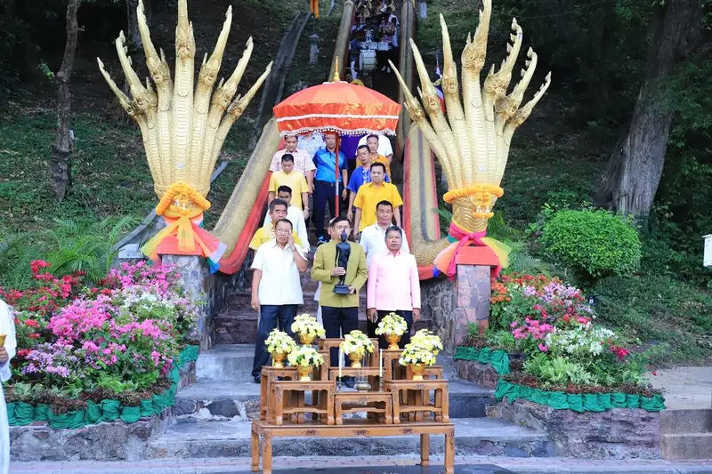 image about มท.2 ผู้ว่าฯ ร่วมกับพุทธศาสนิกชนทำพิธีตักบาตรเทโว ประจำปี 2562