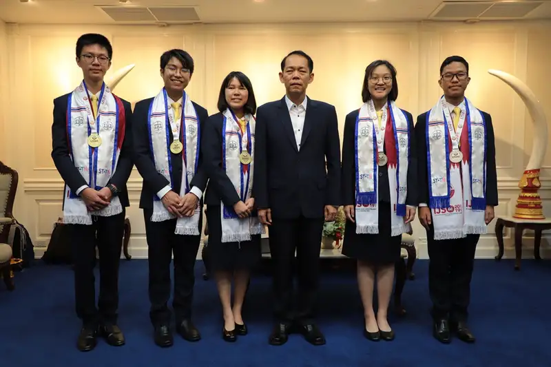 image about ​นักเรียนแสงทอง- ธิดานุ กวาด 3ทอง 2เงิน การแข่งขันวิทยาศาสตร์โอลิมปิกโลก เข้าพบผู้ว่าฯ