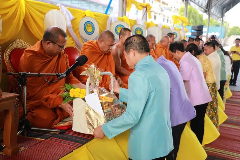 image about พุทธศาสนิกชนชาวสงขลา ร่วมทำบุญตักบาตรข้าวสารอาหารแห้งแด่พระภิกษุสงฆ์ เนื่องในวันขึ้นปีใหม่