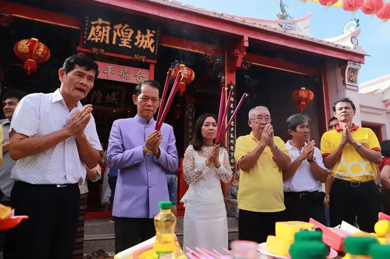 image about ​ผู้ว่าฯ เข้าสักการะสิ่งศักดิ์สิทธิ์ประจำจังหวัดเพื่อความเป็นสิริมงคลในวันเริ่มต้นศักราชใหม่