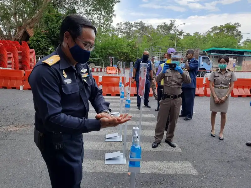 image about พื้นที่ชายแดนไทย-มาเลย์ รับมอบอุปกรณ์จ่ายแอลกอฮอล์เจลแบบใช้เท้าเหยียบ ทดแทนใช้มือกดปั๊มหัวฉีด