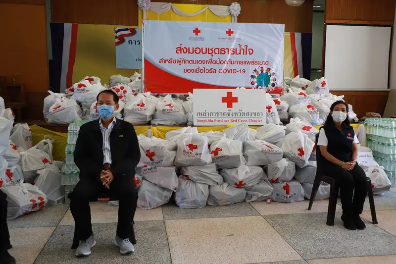 image about กาชาดสงขลา ส่งมอบชุดธารน้ำใจสำหรับผู้กักตนเองเพื่อป้องกันการแพร่ระบาดของเชื้อไวรัส COVID – 19