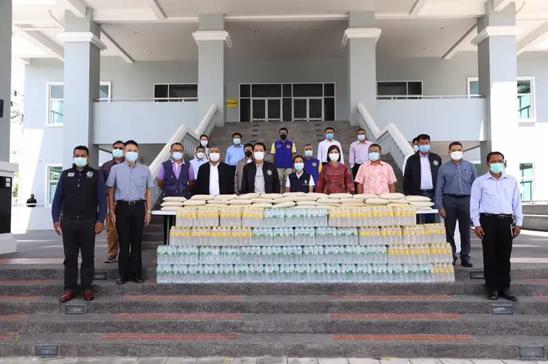 image about ส่งมอบข้าวสารและน้ำดื่มให้16 อำเภอ เพื่อนำไปกระจายให้ประชาชนผู้ได้รับความเดือดร้อนจากโควิด-19
