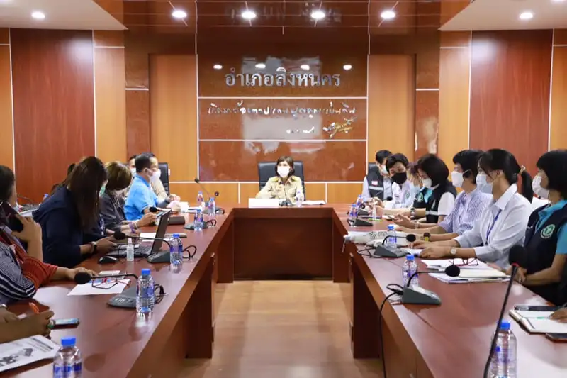 image about ​รองผู้ว่าฯ หารือแนวทางแก้ไขปัญหาการแพร่ระบาดโควิด-19 ในบริษัทไทยยูเนี่ยน ซีฟู้ด สิงหนคร