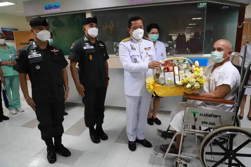 image about เชิญดอกไม้และตะกร้าสิ่งของพระราชทาน เยี่ยมตำรวจที่ได้รับบาดเจ็บจากเหตุระเบิดจะนะ