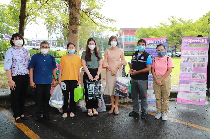 image about ​ส่วนราชการและประชาชนในพื้นที่เขตเทศบาลนครสงขลา นำขยะรีไซเคิลและเสื้อผ้ามือสองมาเปลี่ยนเป็นมูลค่า เพื่อนำรายได้ไปสนับสนุนกองทุนสาธารณกุศลและช่วยเหลือกลุ่มเปราะบาง